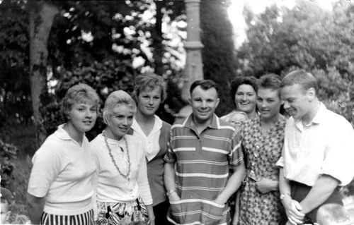 Юрий Гагарин с семьей и пловцами